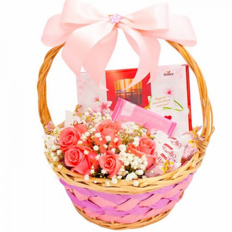 Подарочные корзины для женщин на день рождения. Корзинка с цветами и конфетами. Корзина с подарками. Корзинки для подарков. Подарочная корзина с цветами.